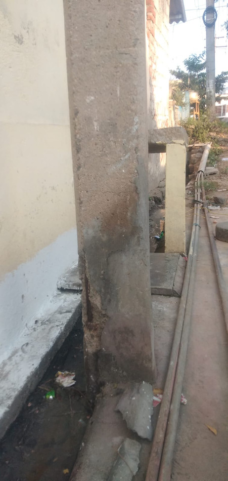 சேதமடைந்த மின்கம்பம் சேதமடைந்த மின்கம்பம்