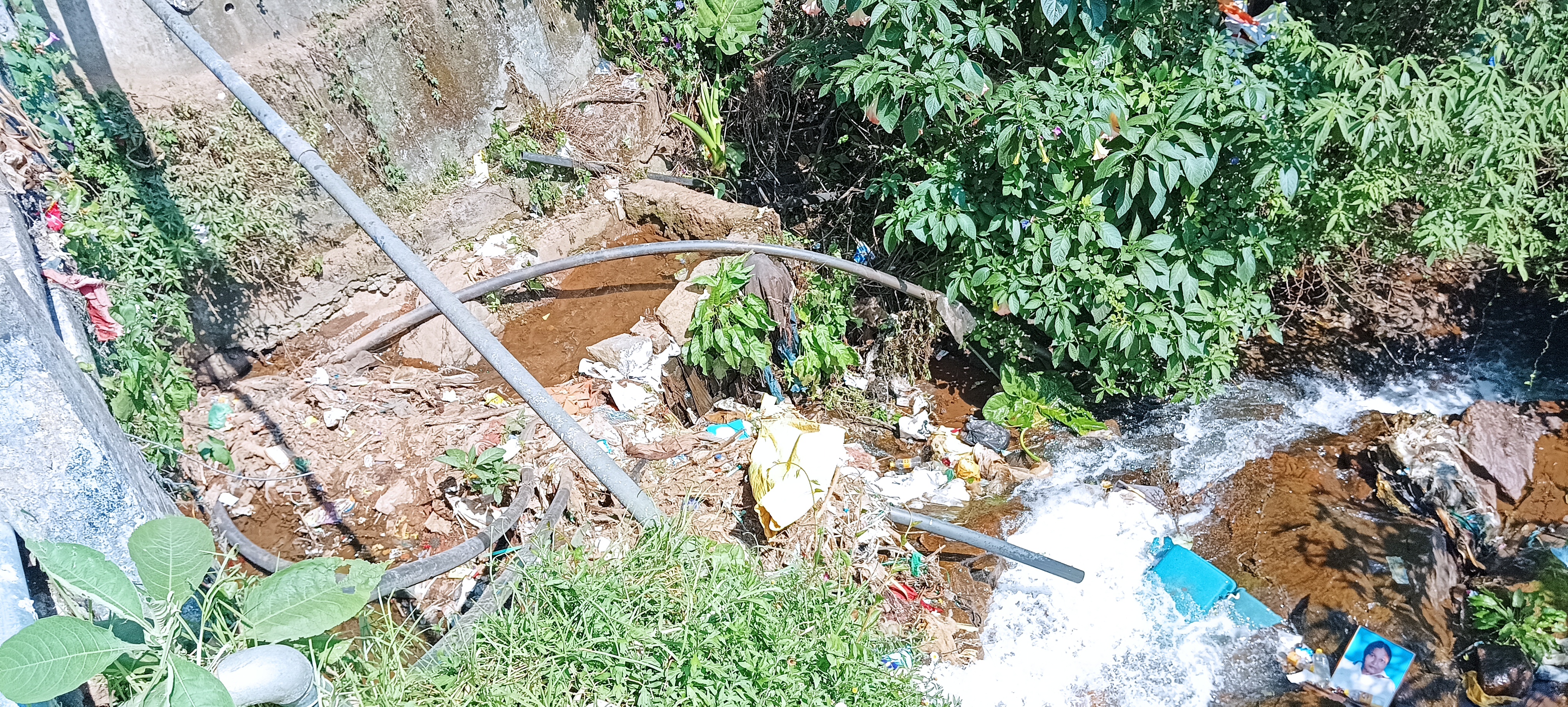 நீரோடையில் குப்பைகள் நீரோடையில் குப்பைகள்