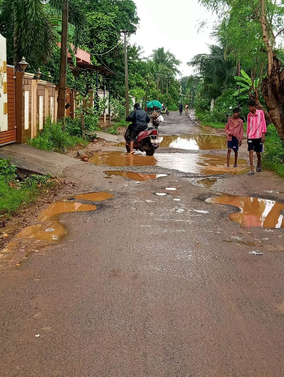 குண்டும் குழியுமாய் சாலை