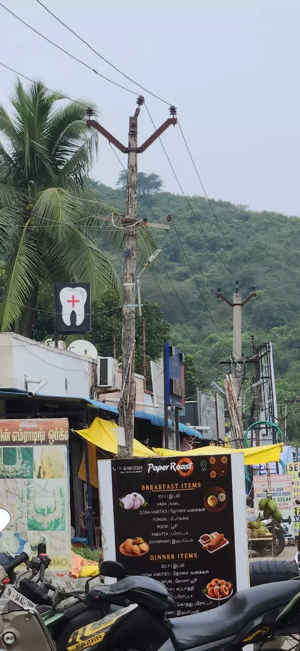 சிதலமடைந்த மின்கம்பம்