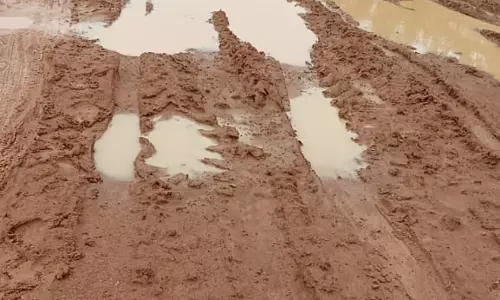 சேறும்,சகதியுமான சாலை சேறும்,சகதியுமான சாலை