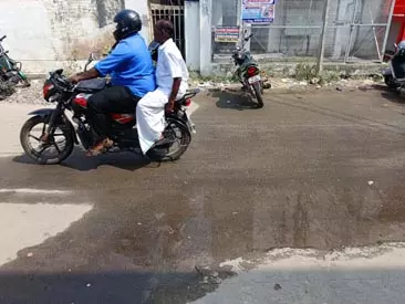 சாலையில் ஓடும் கழிவுநீர்