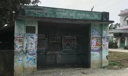 சேதமான பயணிகள் நிழற்குடை சேதமான பயணிகள் நிழற்குடை