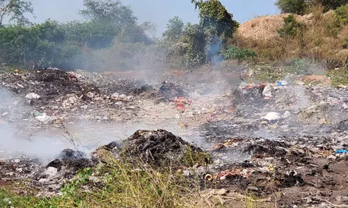 குப்பைகளுக்கு தீ வைக்கும் அவலம் குப்பைகளுக்கு தீ வைக்கும் அவலம்