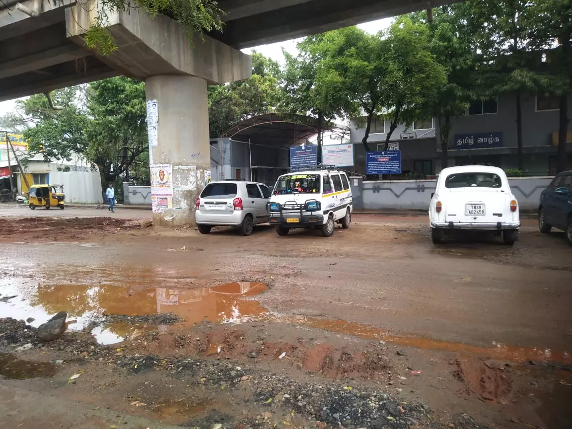 குண்டும், குழியுமான சாலை குண்டும், குழியுமான சாலை