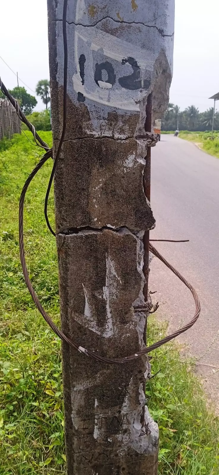 சேதமடைந்த மின்கம்பம் சேதமடைந்த மின்கம்பம்