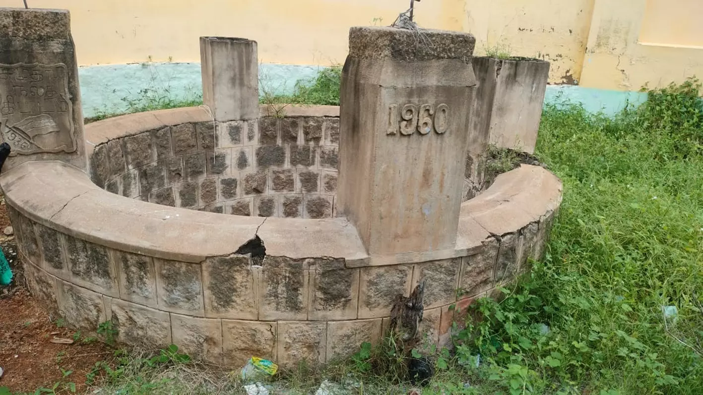 பராமரிப்பற்ற பொதுக்கிணறு பராமரிப்பற்ற பொதுக்கிணறு