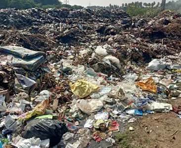 குவிந்து கிடக்கும் குப்பைகள்