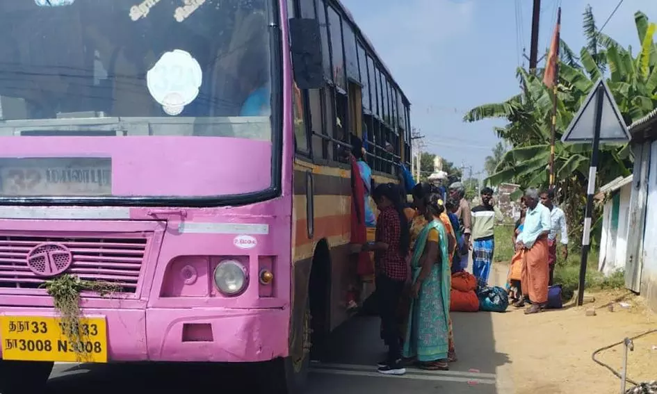 பயணிகள் நிழற்குடை அமைக்கப்படுமா?