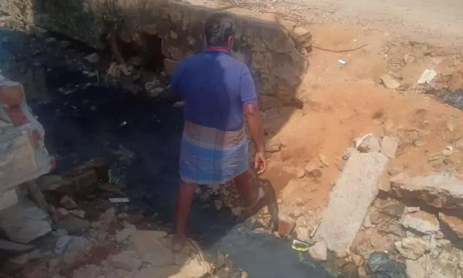 பாலம் கட்டும் பணியில் தொய்வு பாலம் கட்டும் பணியில் தொய்வு