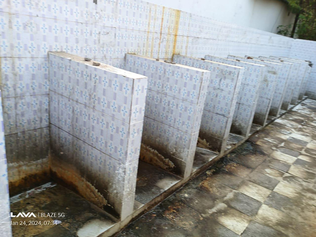 கழிவறையை சுத்தம் செய்ய வேண்டும்