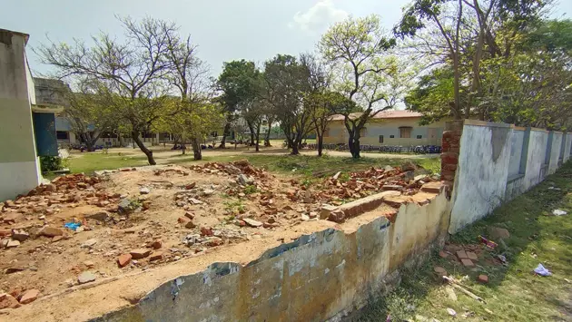 சுற்றுச்சுவரை சீரமைக்க வேண்டும் சுற்றுச்சுவரை சீரமைக்க வேண்டும்