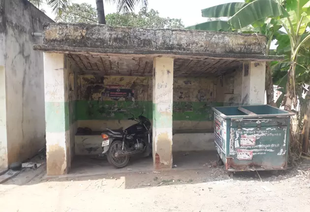 பயணிகள் நிழற்குடை சீர்செய்யப்படுமா?