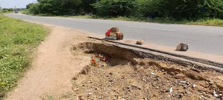 சாலையோரம் ஆபத்தான பள்ளம் சாலையோரம் ஆபத்தான பள்ளம்