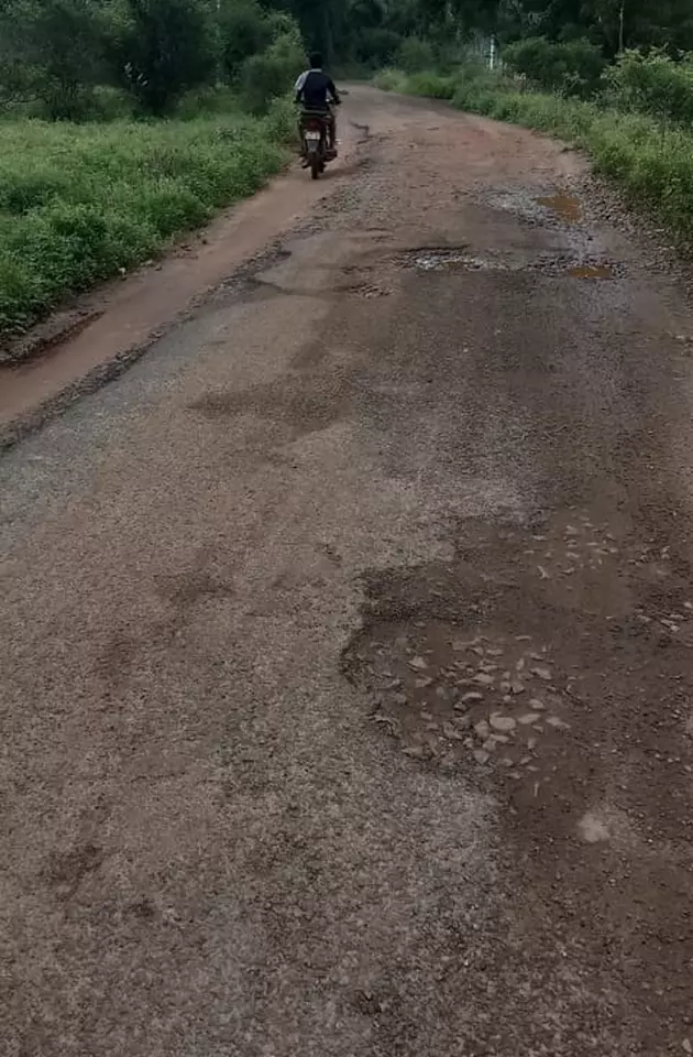 குண்டும் குழியுமான சாலை