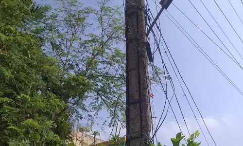 ஆபத்தான மின்கம்பம்