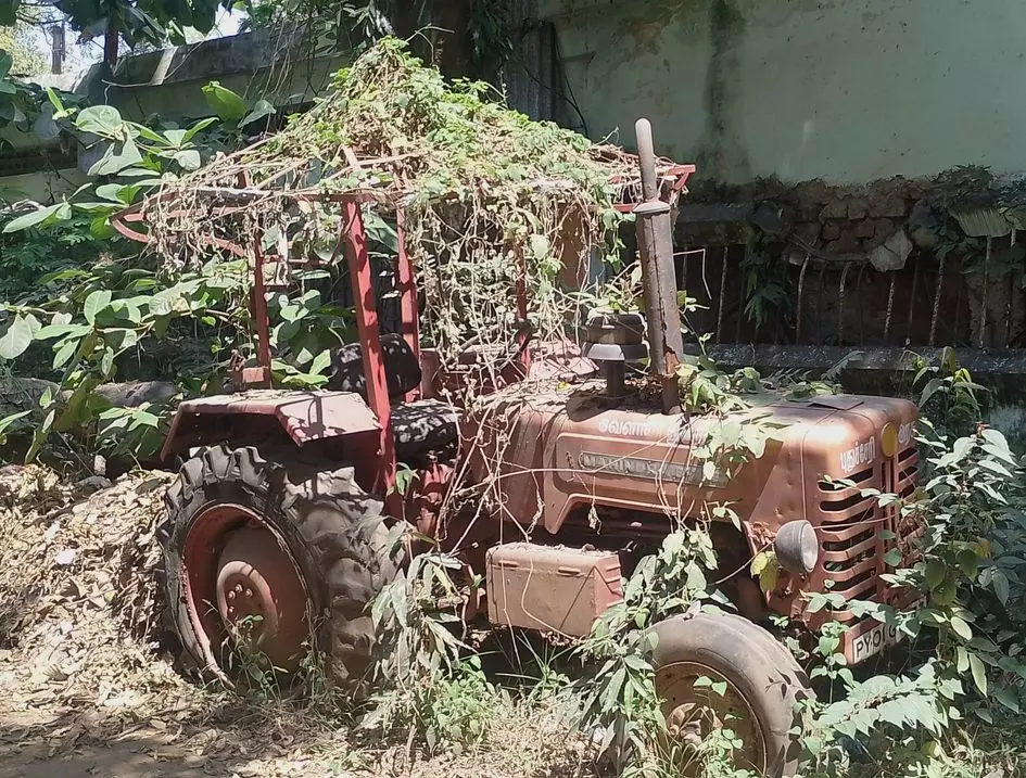 வீணாகும் டிராக்டர்