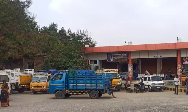 பஸ் நிலையத்திற்குள் அத்துமீறும் வாகனங்கள்