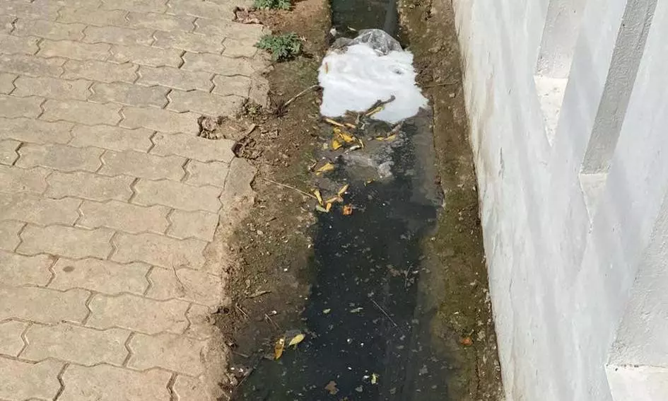 கழிவுநீர் கால்வாய் தூர்வாரப்படுமா?