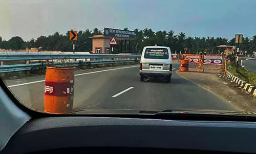 சாலையின் தடுப்பை சரியாக வைப்பார்களா? சாலையின் தடுப்பை சரியாக வைப்பார்களா?