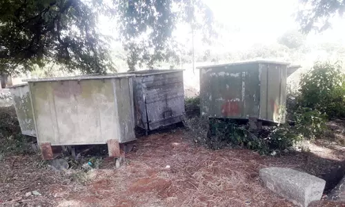 ஒரே இடத்தில் இருக்கும் குப்பைத்தொட்டிகள்