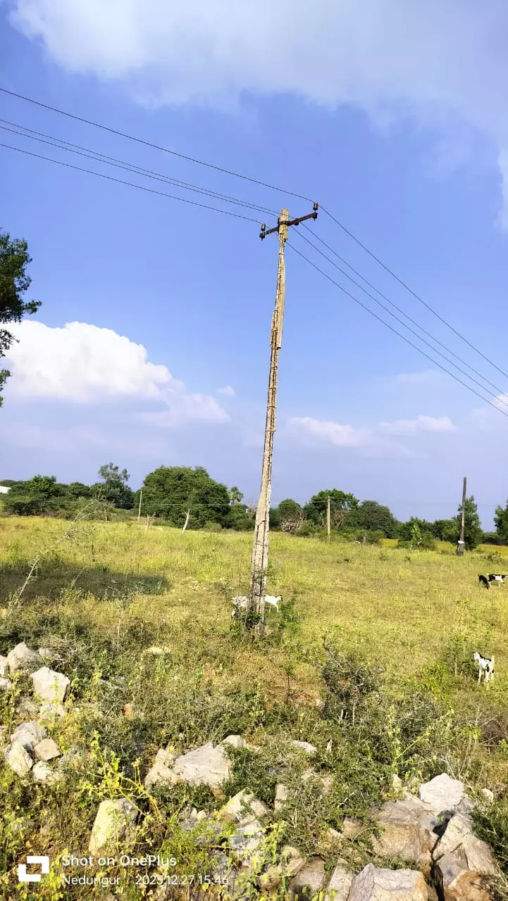 ஆபத்தான மின் கம்பம்