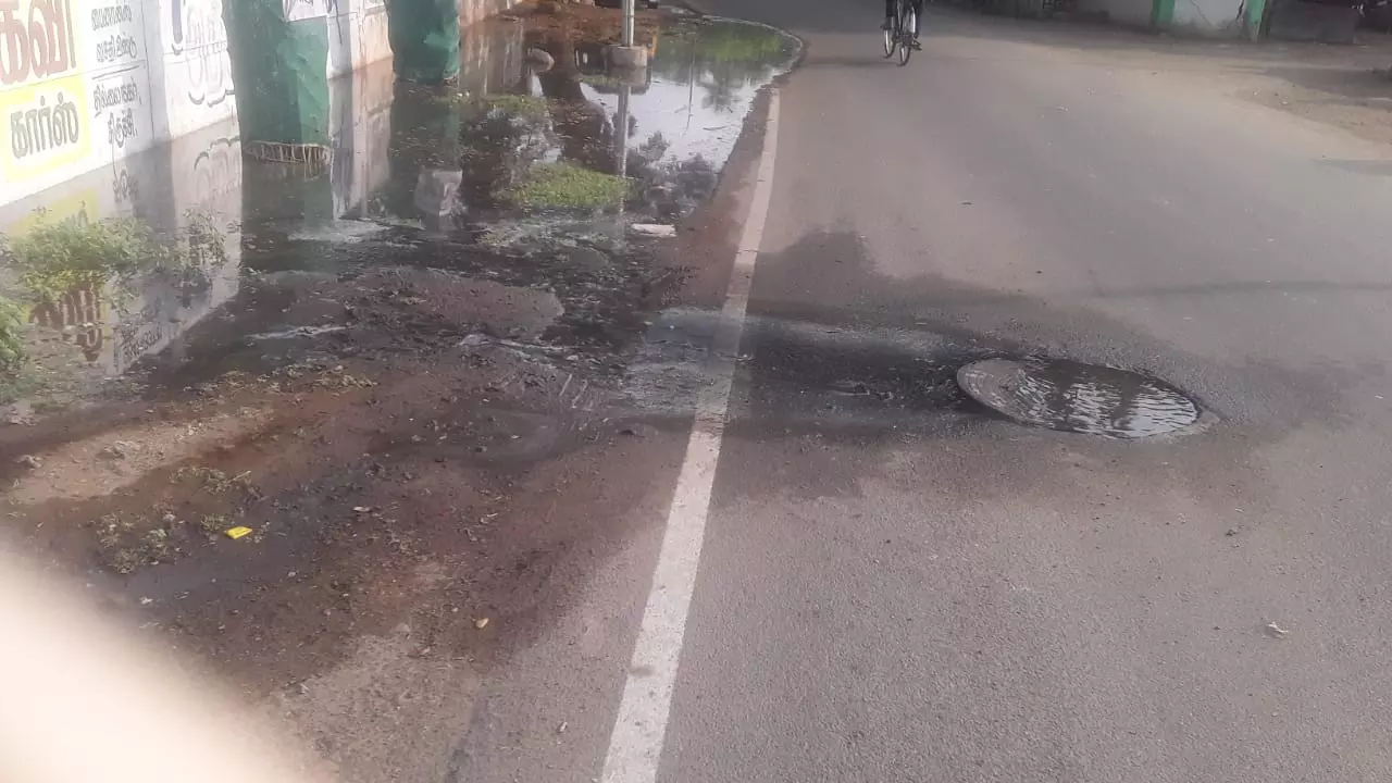 சாலையில் ஓடும் கழிவுநீர்