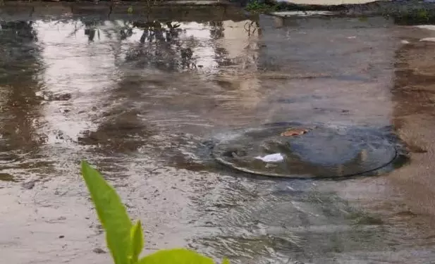 தேங்கி நிற்கும் கழிவுநீர் தேங்கி நிற்கும் கழிவுநீர்
