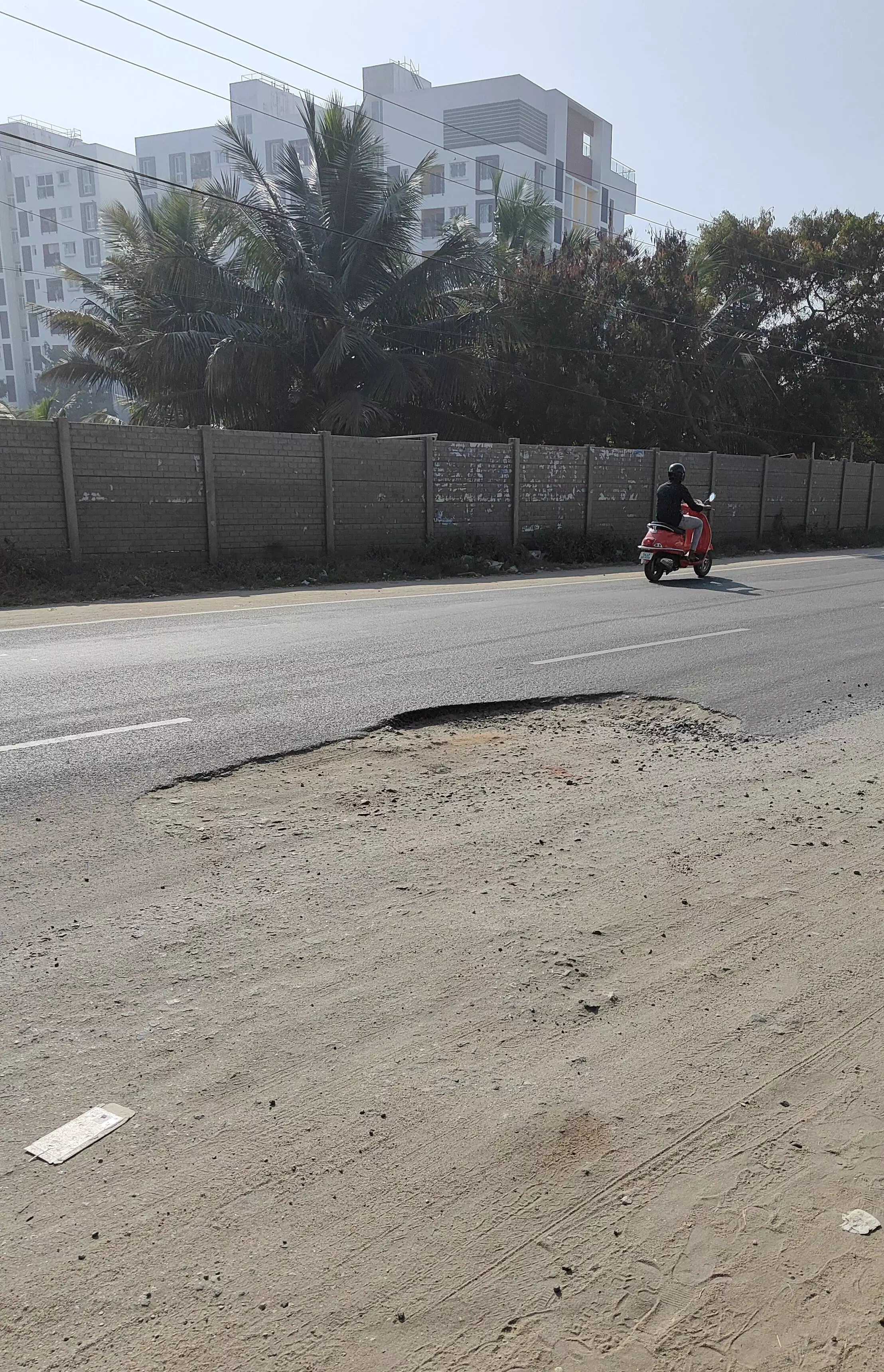 பெயர்ந்து கிடக்கும் சாலை பெயர்ந்து கிடக்கும் சாலை