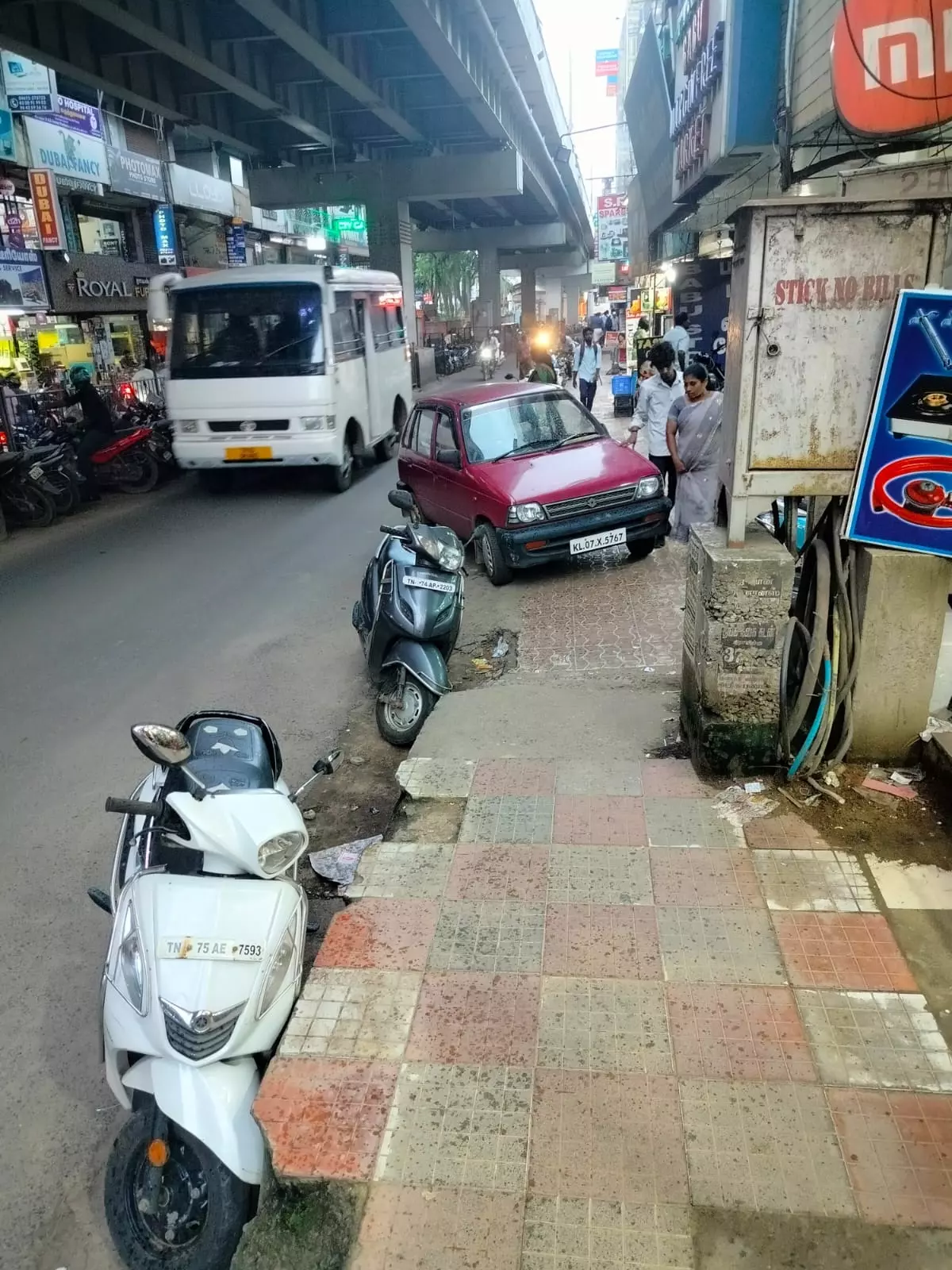 பாதசாரிகள் அவதி பாதசாரிகள் அவதி