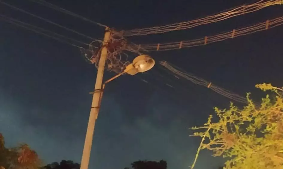 ஒளிராத மின்விளக்குகள்