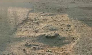 சாலையில் தோண்டப்பட்ட குழி