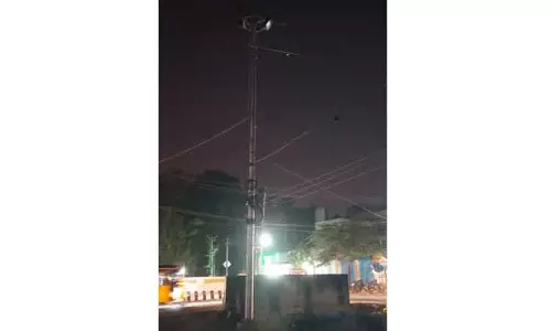 பழுதடைந்த மின்விளக்கு பழுதடைந்த மின்விளக்கு