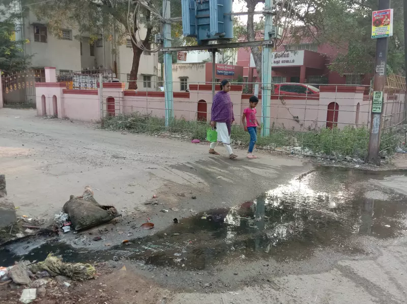 சாலையில் செல்லும் கழிவுநீர்