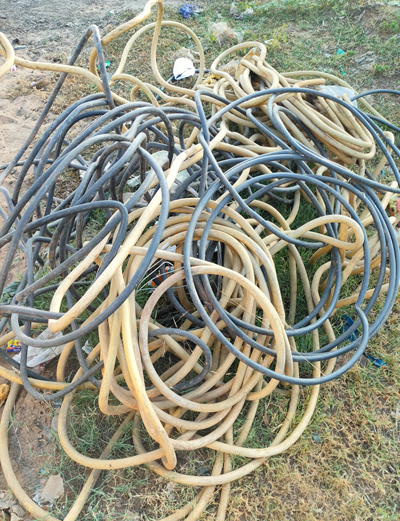 இரும்பு கடைக்கு வந்த அரசு மின்கம்பிகள்