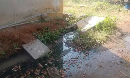 சாலையில் தேங்கும் கழிவுநீர் சாலையில் தேங்கும் கழிவுநீர்