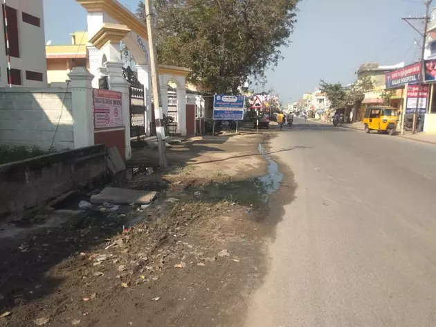 கழிவுநீர் கால்வாயில் உடைப்பு கழிவுநீர் கால்வாயில் உடைப்பு