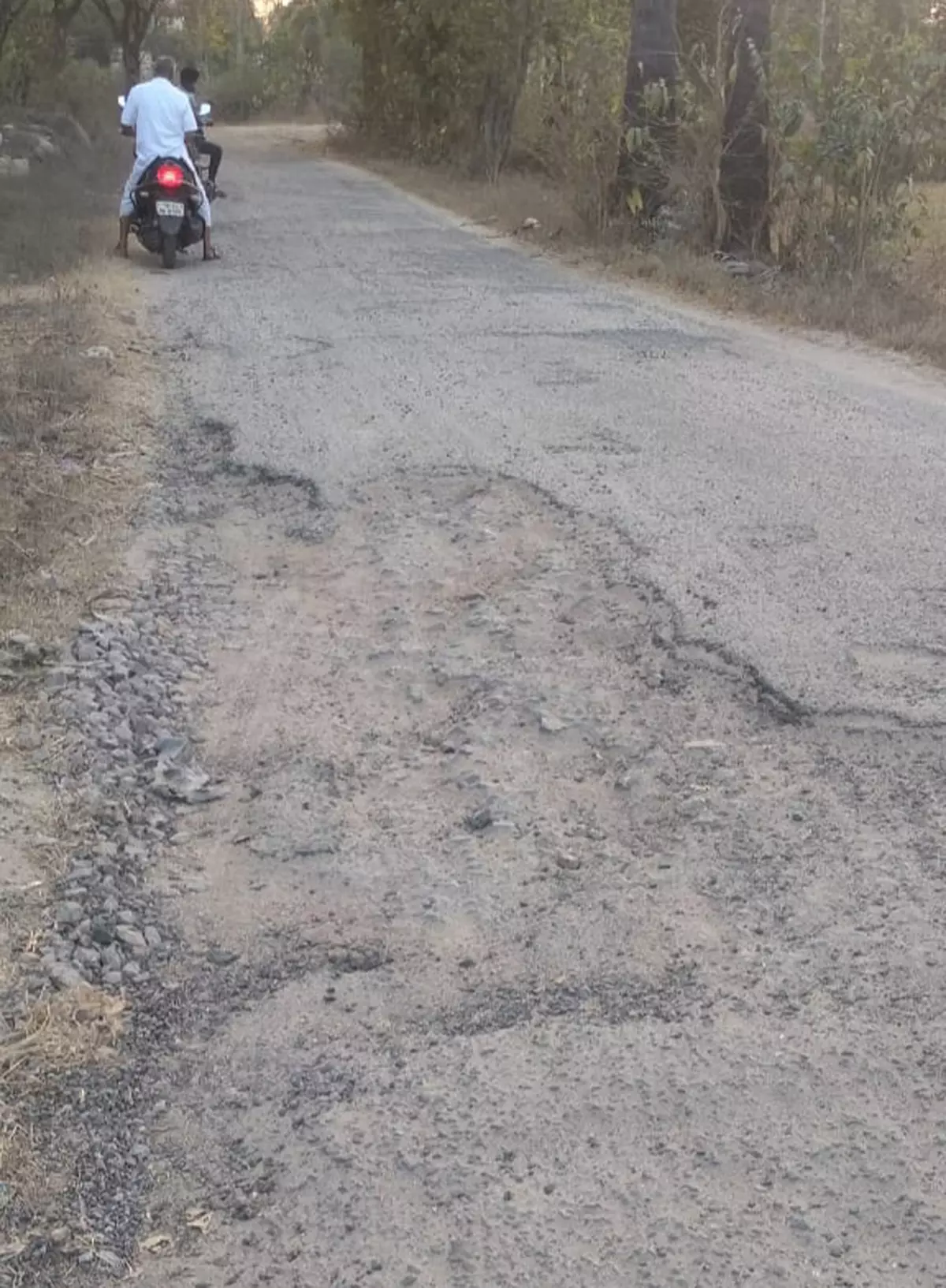 குண்டும் குழியுமான சாலை