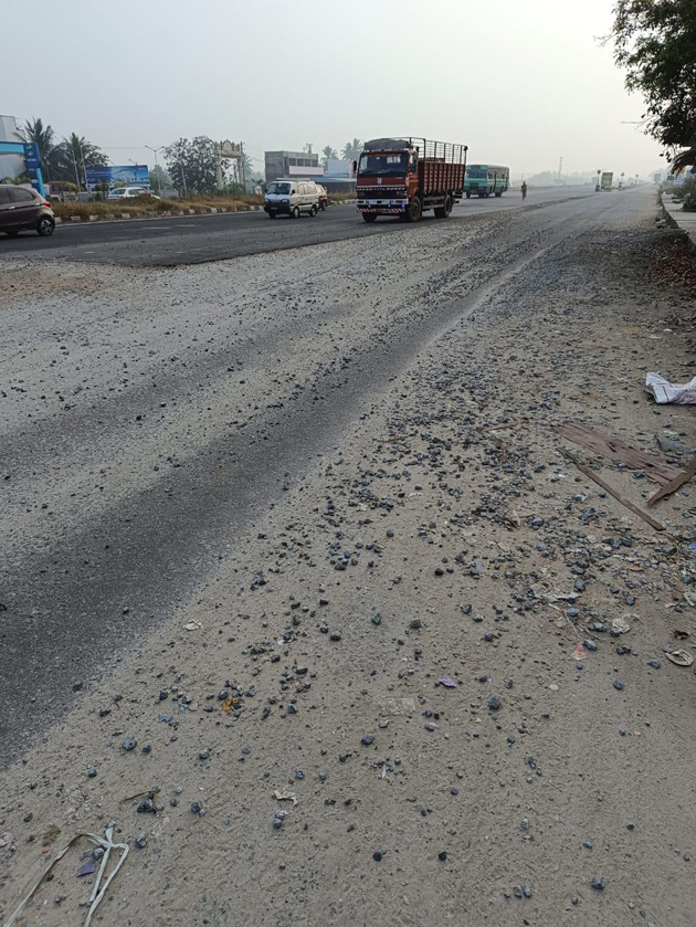 சாலையில் சிதறி கிடக்கும் கற்கள் சாலையில் சிதறி கிடக்கும் கற்கள்