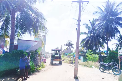 சாலையின் நடுவே உள்ள மின்கம்பம் சாலையின் நடுவே உள்ள மின்கம்பம்
