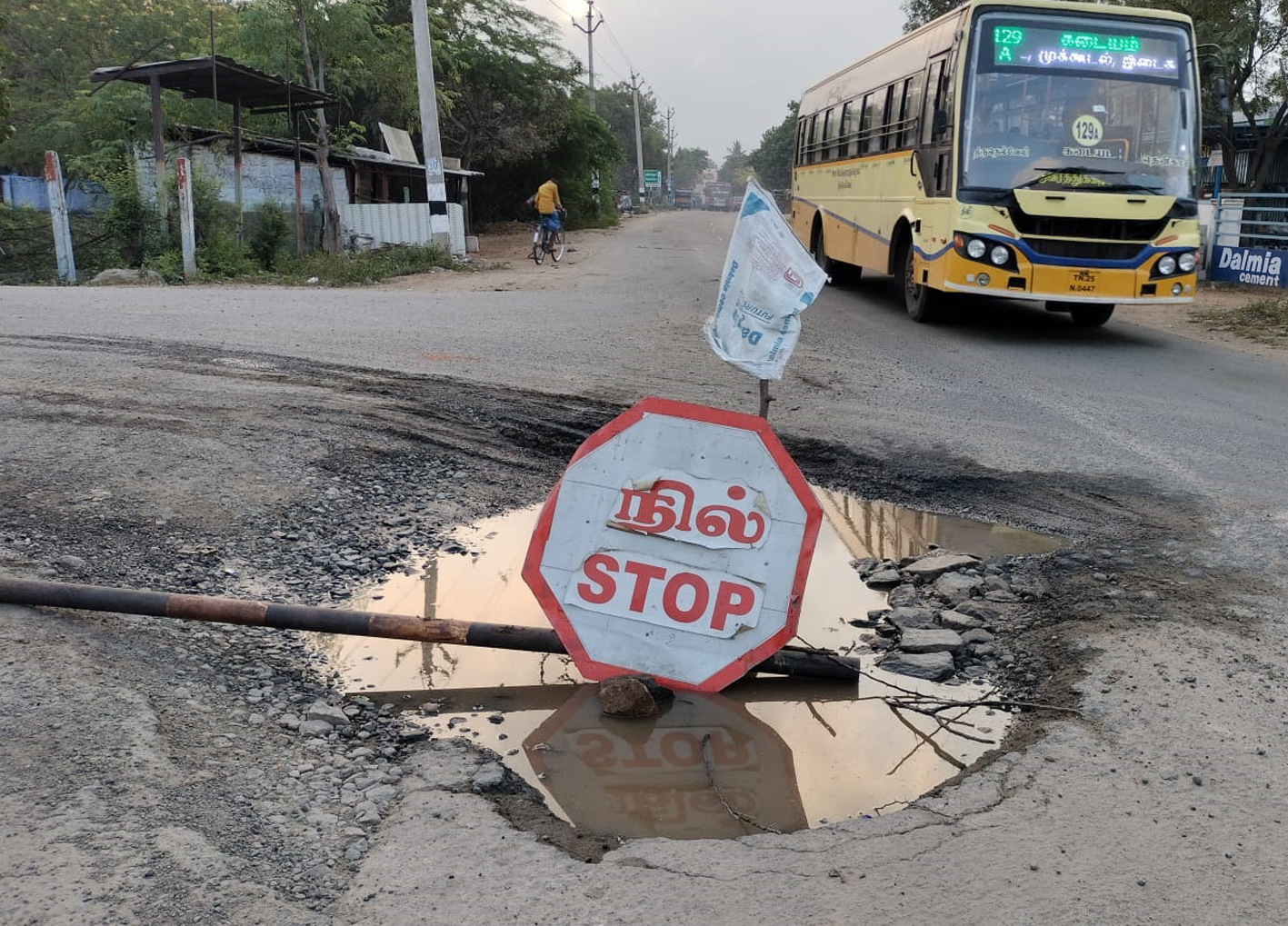 சாலையில் ராட்சத பள்ளம்