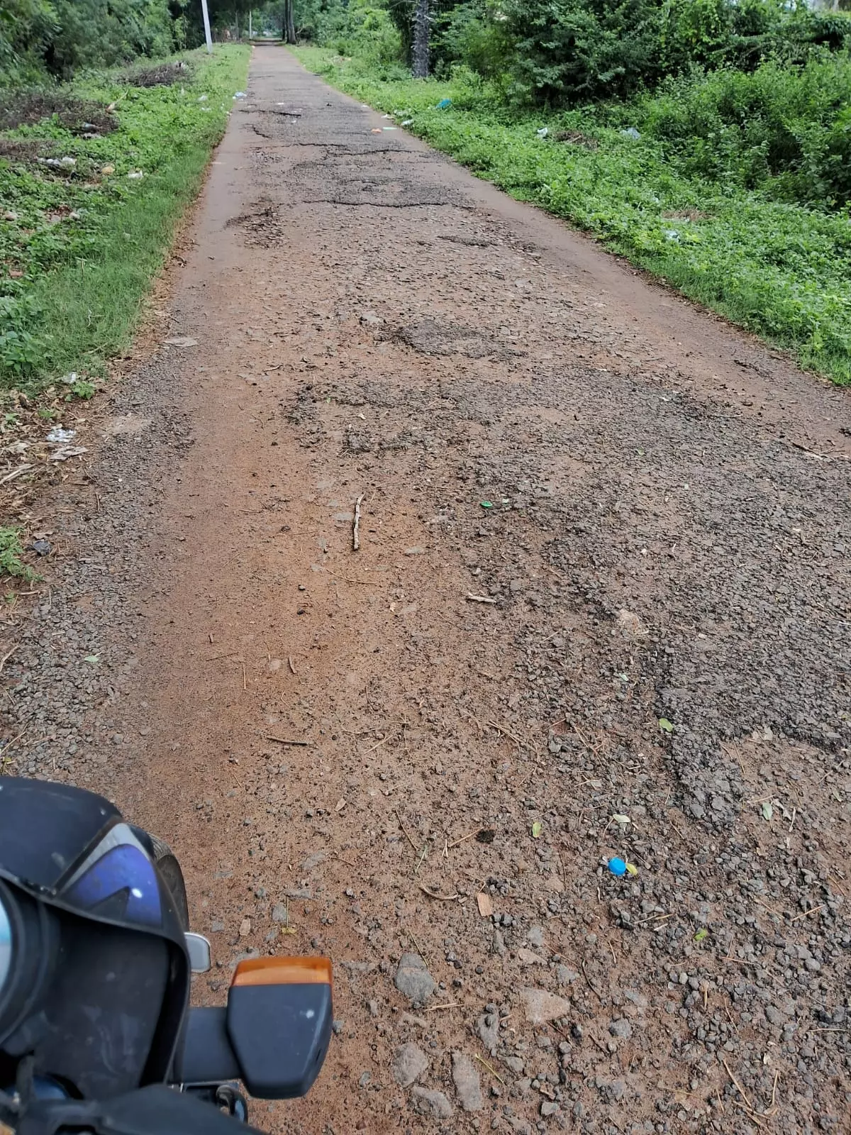 குண்டும்,குழியுமான சாலை குண்டும்,குழியுமான சாலை