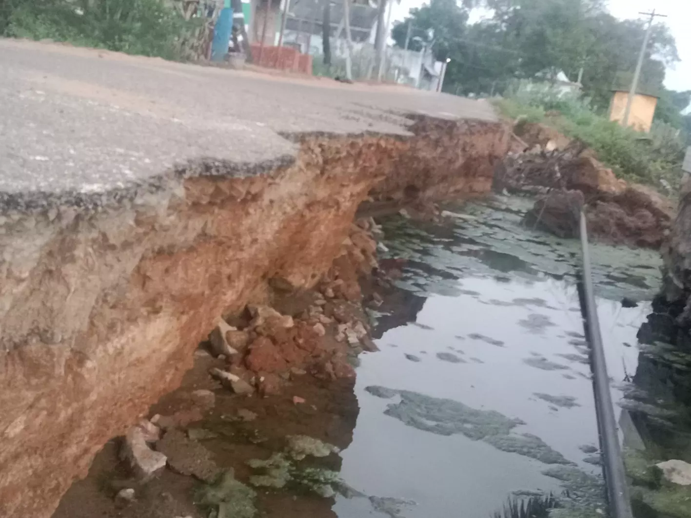 சாலையோரம் ஆபத்தான பள்ளம் சாலையோரம் ஆபத்தான பள்ளம்