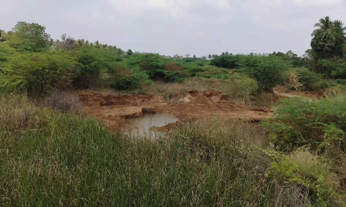 ஆற்றில் மண் அள்ளுவதை தடுக்க வேண்டும் ஆற்றில் மண் அள்ளுவதை தடுக்க வேண்டும்