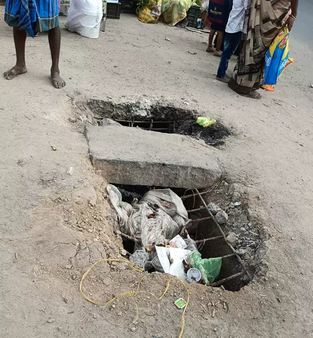 உடைந்த கால்வாய் மூடி உடைந்த கால்வாய் மூடி