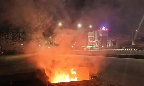 வாகன கழிவுகளை எரிப்பதால் பொதுமக்கள் அவதி வாகன கழிவுகளை எரிப்பதால் பொதுமக்கள் அவதி