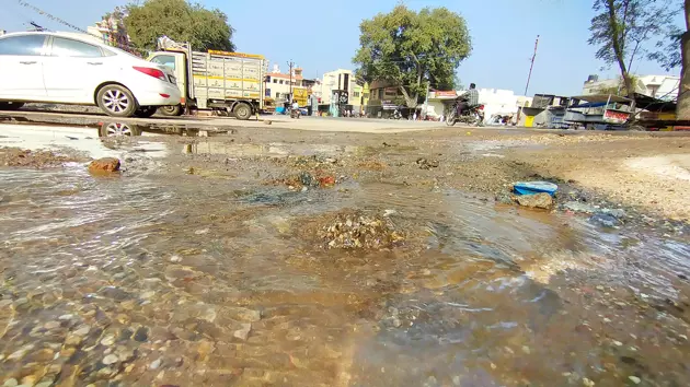 வீணாக செல்லும் குடிநீர்