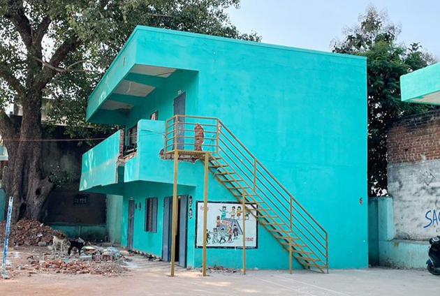 வசதியற்ற கட்டிடத்தில் செயல்படும் நூலகம் வசதியற்ற கட்டிடத்தில் செயல்படும் நூலகம்