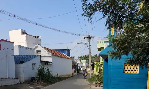 தாழ்வாக செல்லும் மின் கம்பிகளால் ஆபத்து தாழ்வாக செல்லும் மின் கம்பிகளால் ஆபத்து