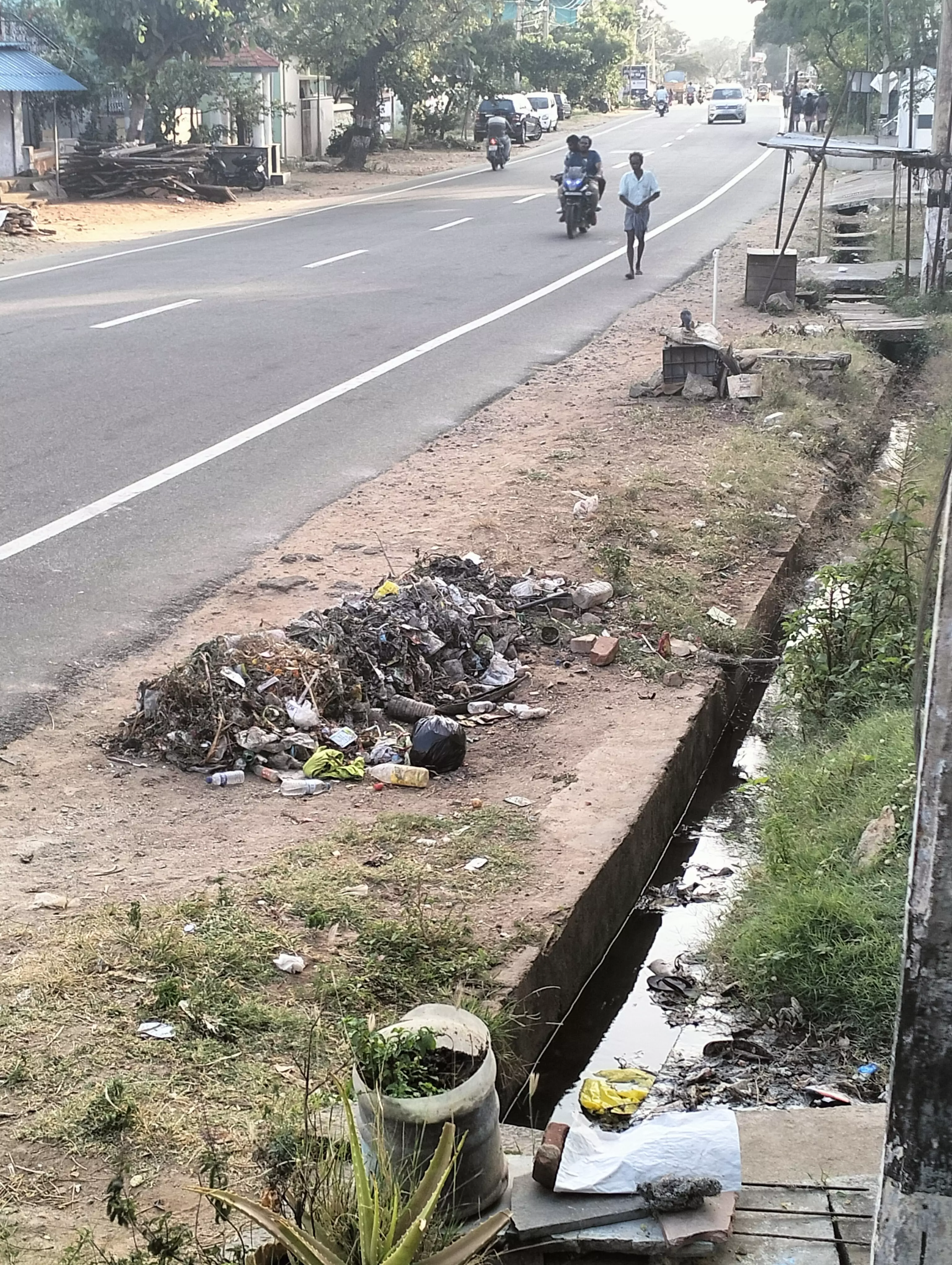 குப்பைகள் அகற்றுவார்களா? குப்பைகள் அகற்றுவார்களா?